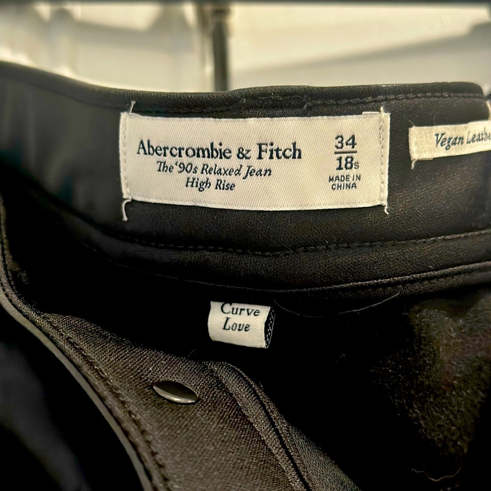 Abercrombie - curve love vegan leather cargo pants (34 short)